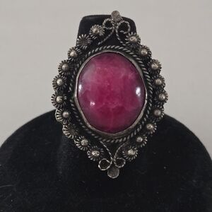 VTG Victorian Gothic Ornate Silver Tone Metal Huge Magenta Ruby Cabochon Ring 7